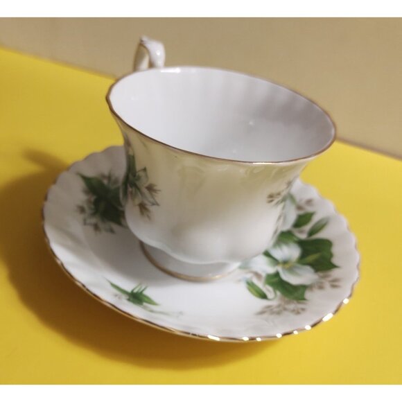 Vintage Royal Albert Trillium Tea Cup and Saucer Set Ontario Provincial Flower - Picture 3 of 12